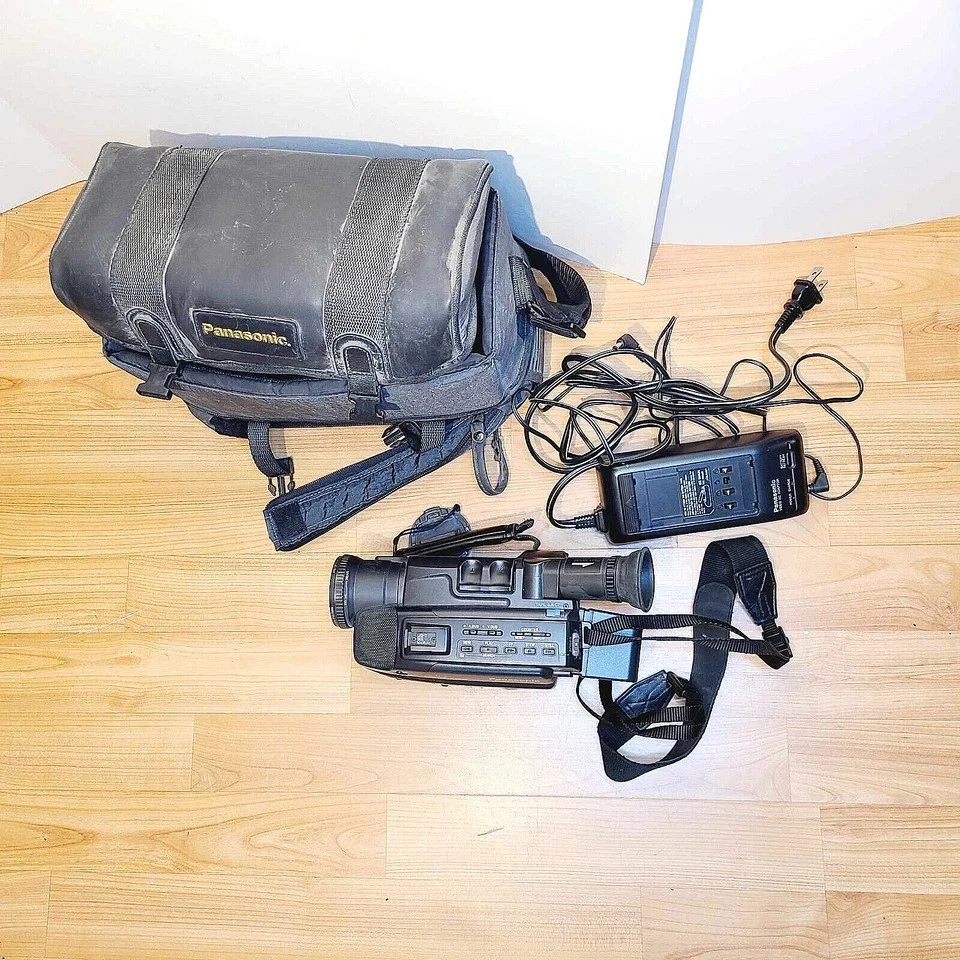 PANASONIC PALMCORDER PV-23D-K CAMCORDER VHS-C COMPACT AUTO MANUAL FOCUS 10X ZOOM - Image 3 of 4