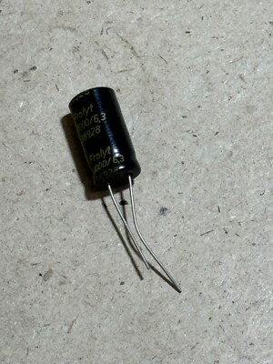 117x ELKO Elyt-Kondensator 1000/6,3 1000µF 6,3V rad RM 5,0 TGL 38928 #AS-J03-03