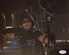 Stephen Amell Arrow Autographed Signed 8x10 Photo COA