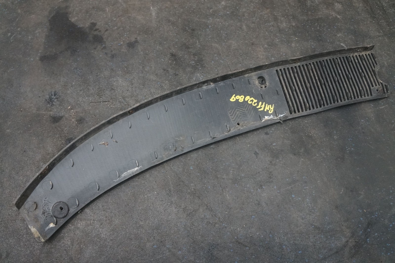Front Right Windshield Wiper Cowl Grille Vent 60587500 OEM Ferrari Mondial 1982