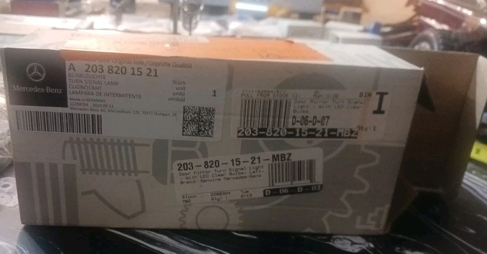 Genuine Mercedes-Benz Turn Signal Lamp 203-820-15-21 - Image 2 of 4