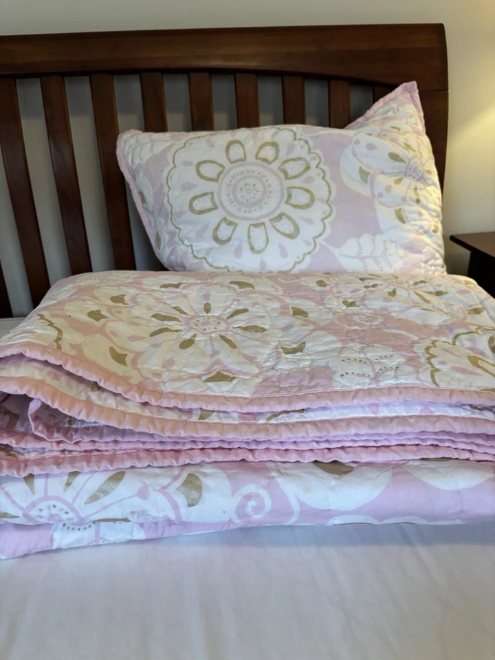 Juego de edredón y farsa floral Pottery Barn para niños tamaño doble en diseño floral rosa y dorado Foto 2 de 4