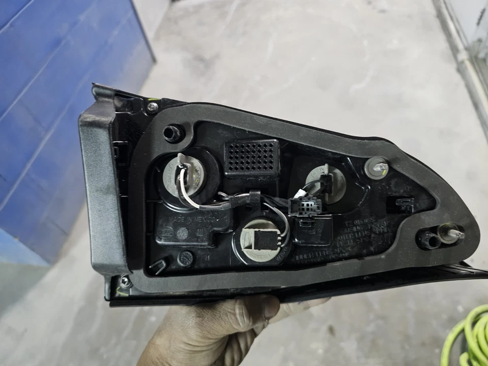 H50602 2022-2024 Chevrolet Equinox Tailgate Tail Light Passenger Side 86786014 - Image 2 of 2