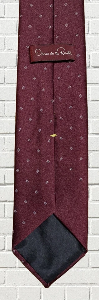 Corbata de seda borgoña Oscar de la Renta de colección micropuntos plateados y logotipo bordado Foto 2 de 4