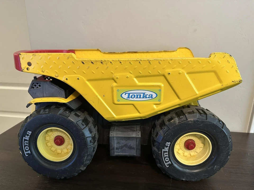 Camión de volteo Tonka amarillo grande de acero resistente juguete vehículo de construcción de colección Foto 3 de 4