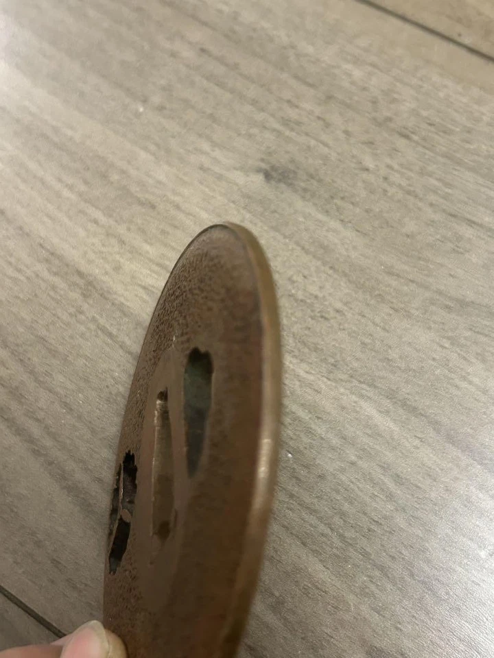 Tsuba japonesa antigua hecha de bronce antiguo Foto 3 de 4