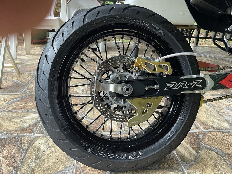 Плоский кронштейн держатель бирки для перемещения номерного знака для SUZUKI DRZ серии 2000-настоящее время - Изображение 3 из 4