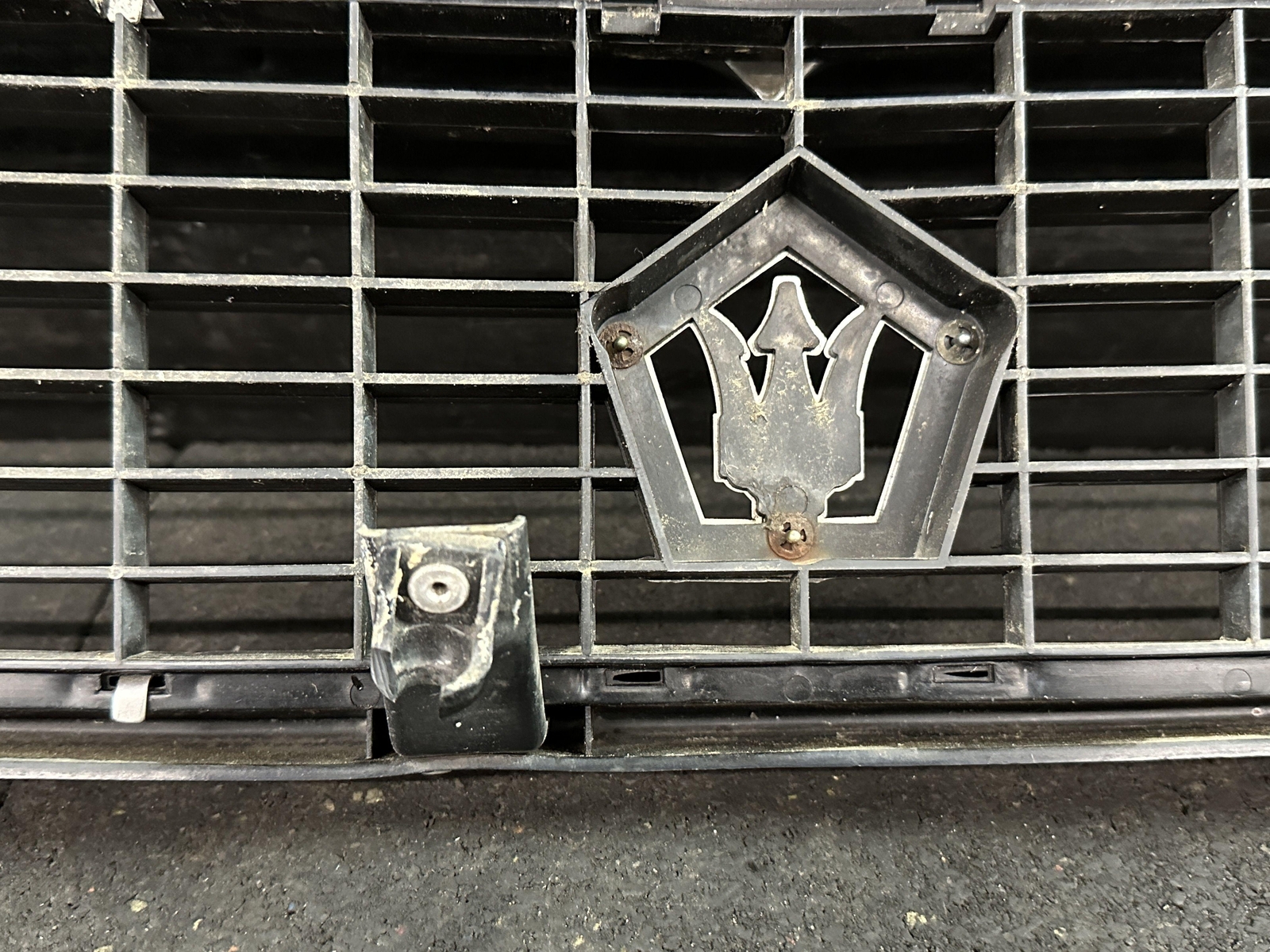 89-91 CHRYSLER TC MASERATI FRONT CENTER GRILL GRILLE