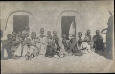 Foto Ak Afrika, Kinder vor einem Gebäude - 3334410