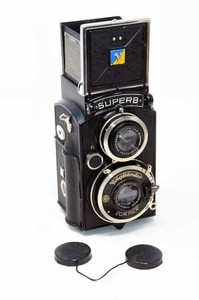 Lot 1195 - A Voigtlander Superb TLR Camera