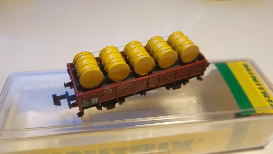 Mintrix N 3513 Offener Güterwagen, 2-achsig, braun, Ladung 5 Fässer (gelb)