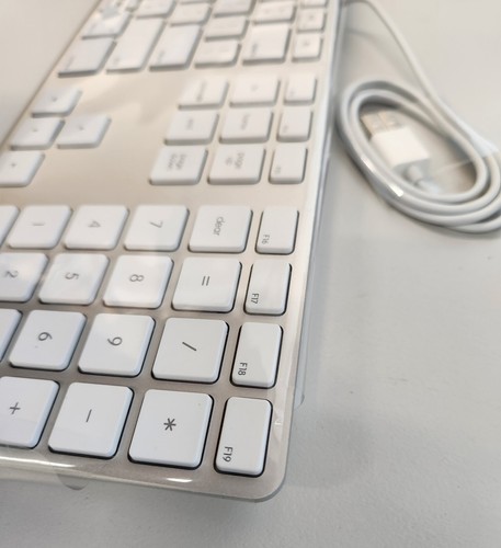 Brand New Sealed Genuine Apple Mac A1243 USB Keyboard - No box - Picture 2 of 7