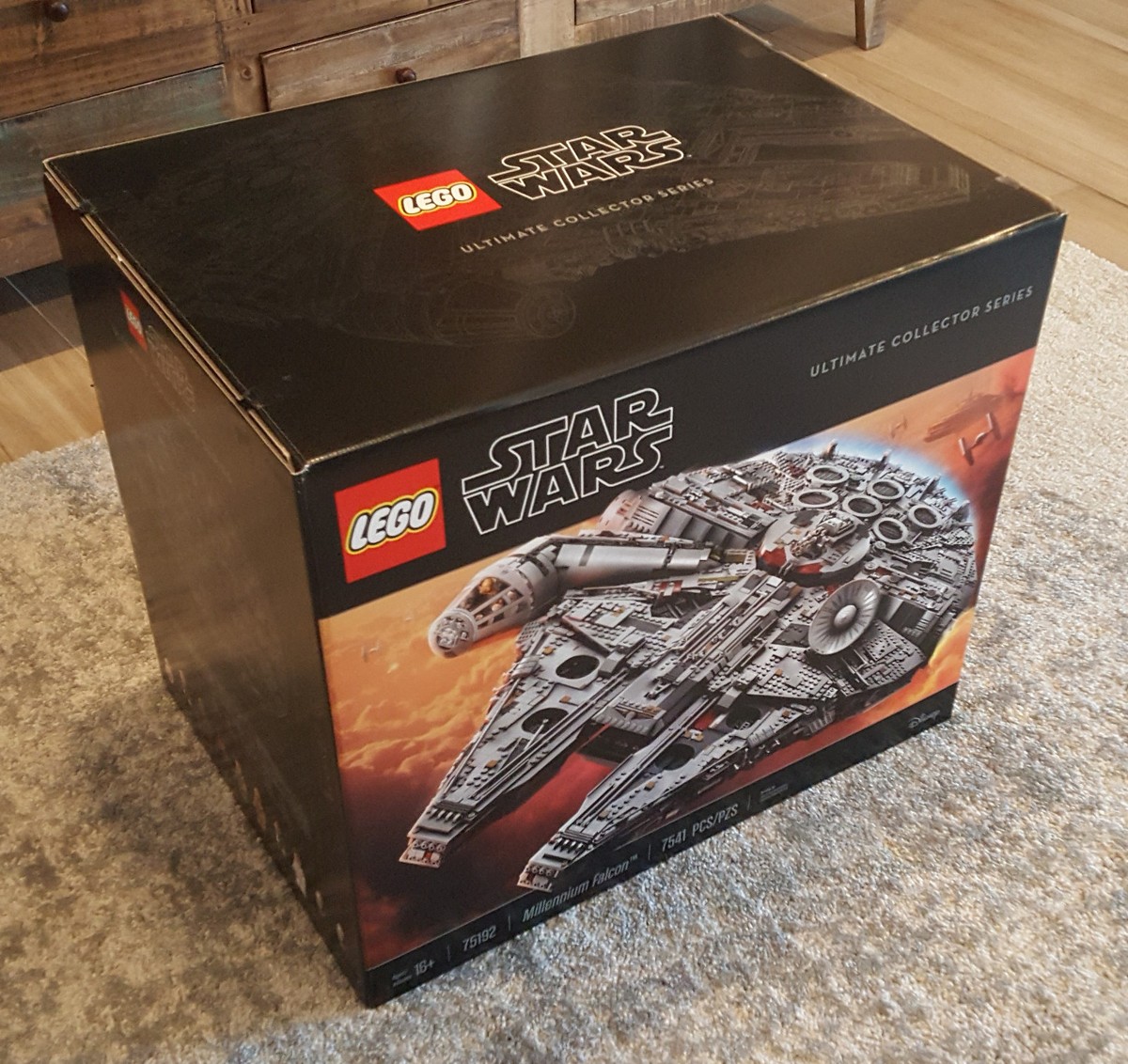 LEGO ULTIMATE COLLECTOR SERIES MILLENNIUM FALCON 75192 BRAND NEW