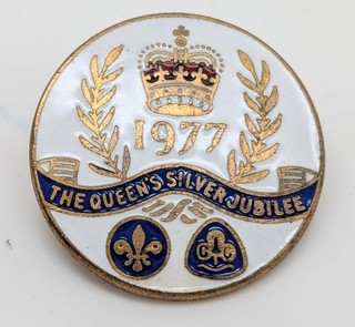 Vintage 1977 Enamel Pin Badge Guide & Scouts Queens Silver Jubilee