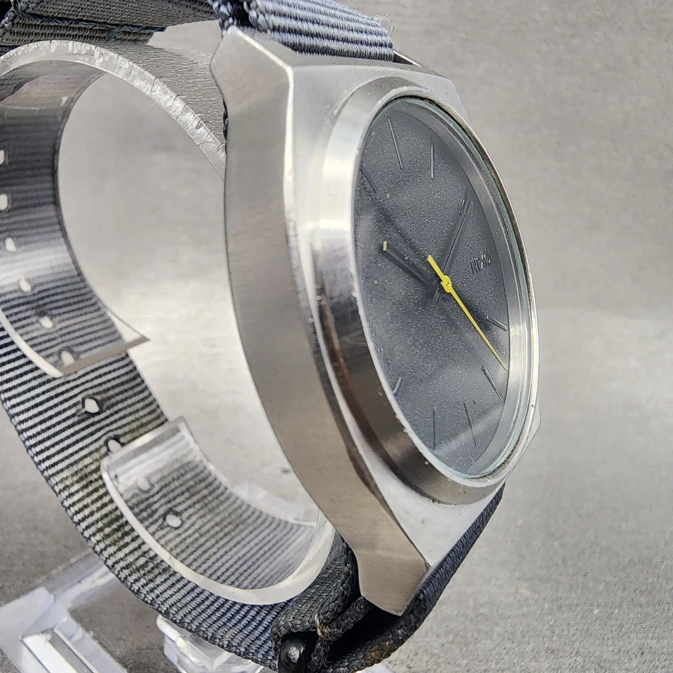 Reloj Nixon Time Teller Hombre 37mm Esfera Negra Tono Plateado Redondo Batería Nueva Foto 4 de 4