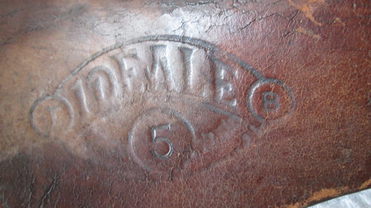 Ancienne selle de vélo en cuir OLD LEATHER SADDLE IDEALE 30 Ancienne selle de vélo en cuir OLD LEATHER SADDLE IDEALE 30