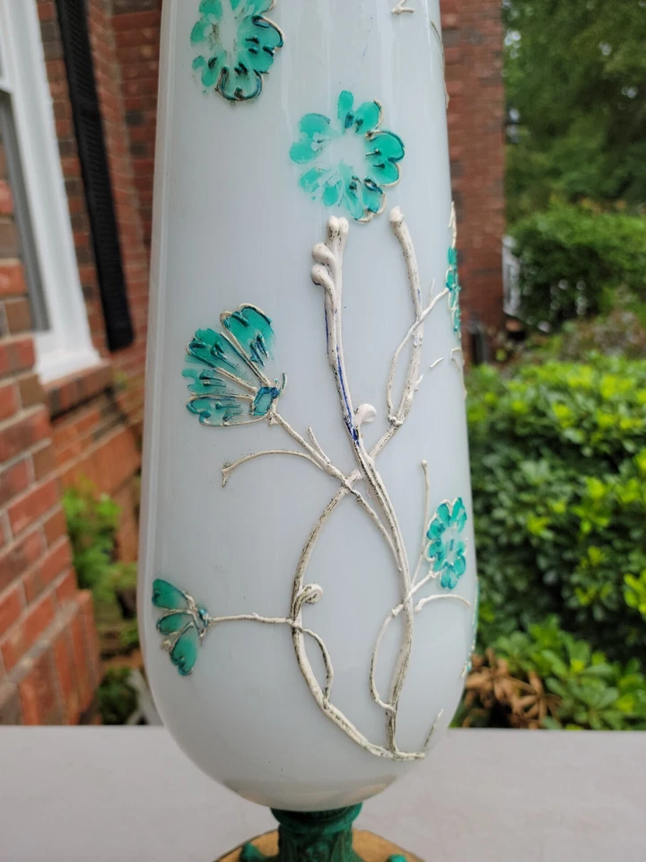 Lámpara de pie Midcentury 47" de vidrio de leche, latón y yeso pintada a mano  Foto 3 de 4