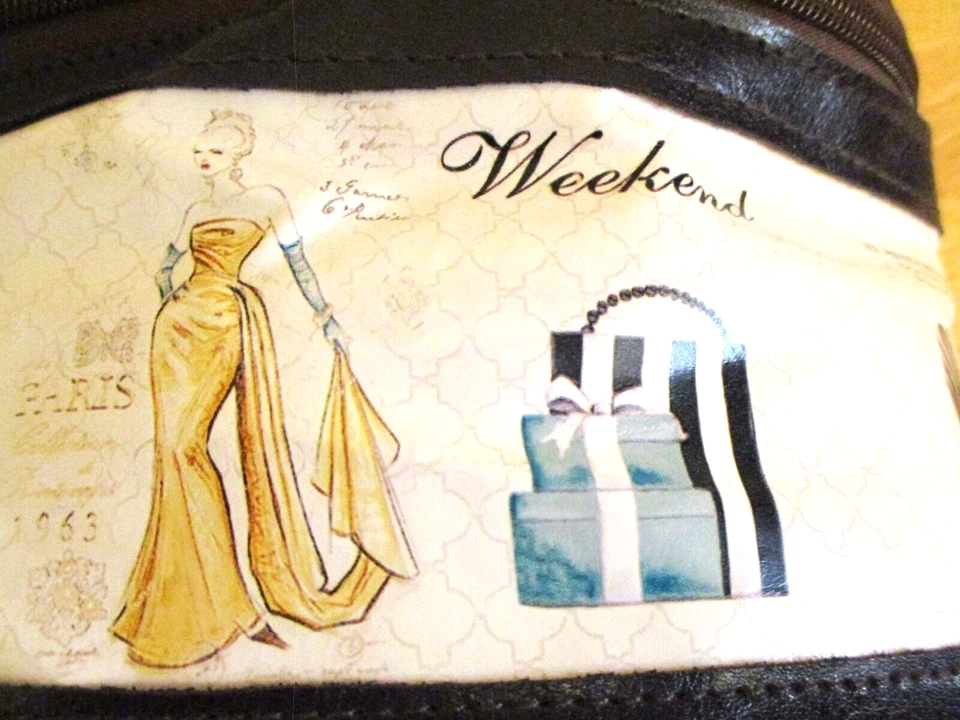 Estuche de viaje de maquillaje de cosméticos Danielle Creations, escena de compras de París, beige Foto 3 de 4