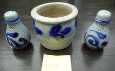 Steingut blau grau Westerwald, 3 Teile,  Becher, Salz und Pfefferstreuer.