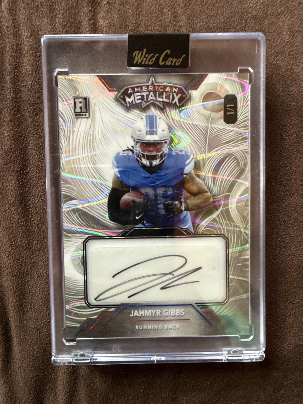 Jahmyr Gibbs Wild Card 5 Card Draw Stacked Deck White Joker Autographs #JGA Lazers Foil-Rainbow 1/1