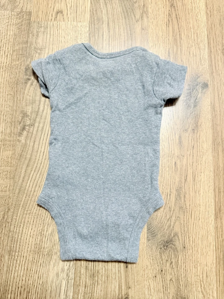 Mono orgánico Gerber, bebé bebé talla 0-3M, gris, manga corta Foto 2 de 4