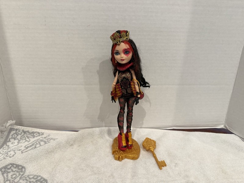 Ever After High Lizzie Hearts First Wave, Shoes, Purse, Crown And More