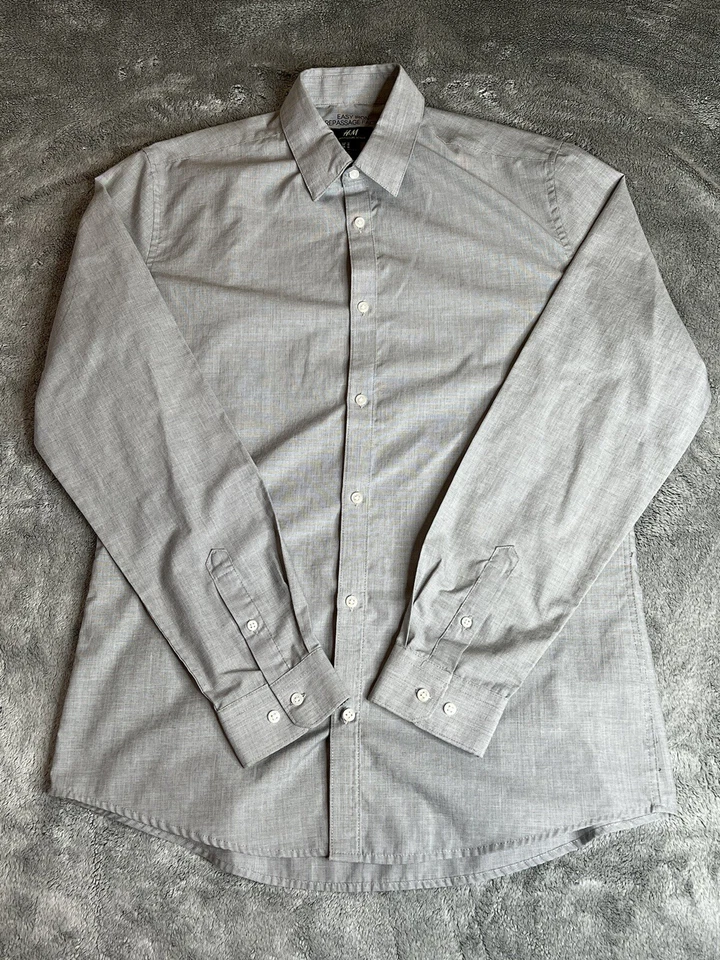 Camisa H&M Gris Abotonada Talla Mediana Calce Ajustado Foto 2 de 4