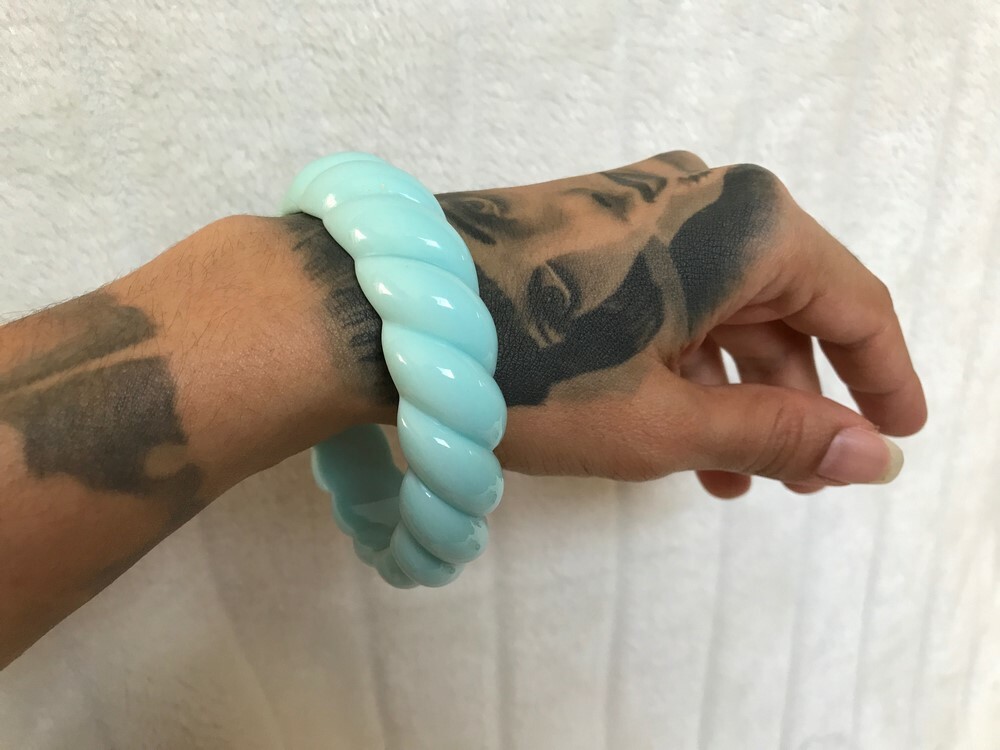 Bracelet en résine bleu ciel à spirale l'accessoire rétro des années 60