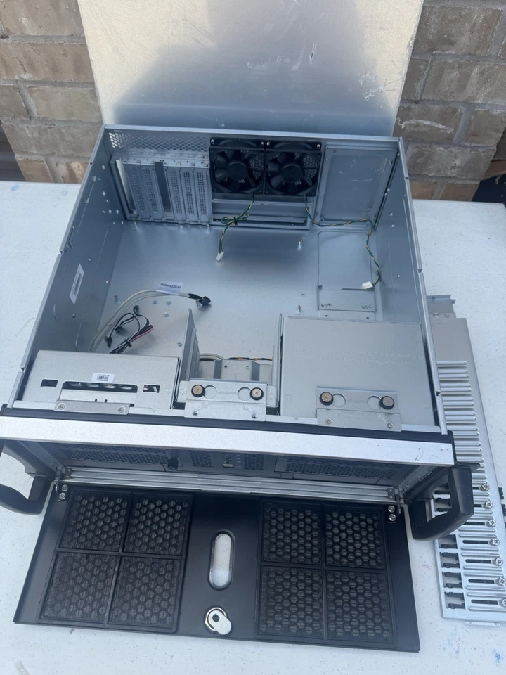 CHENBRO RM42300-F1 Rackmount Server Case W/ 3 Fans Etc (see Photos) - Image 2 of 4