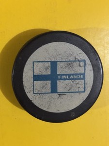 OLD VINTAGE HOCKEY PUCK -  FINLAND FLAG