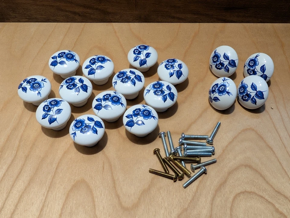 X 16 Juego de perillas de cajón/gabinete vintage de porcelana azul de Japón y tornillos nuevos Foto 2 de 4