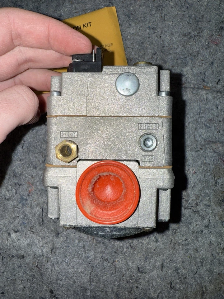 White/Rodgers Universal Gas Valve 36C03-333 24v 60HZ 23A Natural Gas  - Image 4 of 4