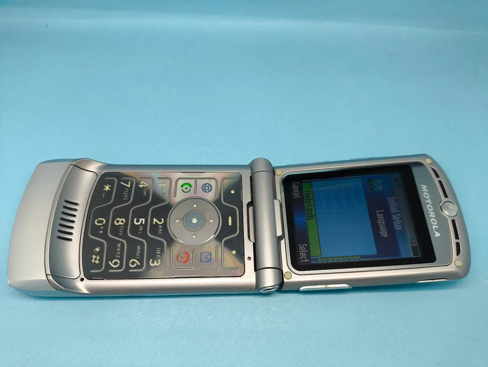 Motorola RAZR V3 Silver (Unlocked) Mobile Flip Phone Very Good Condition - Image 3 of 4