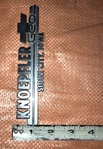 Vintage Dealer Emblem KNOEPFLER GEO CHEVROLET CAMARO CORVETTE SIOUX CITY IA IOWA - Picture 2 of 8