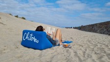 Strandhandtuch mit aufblasbarer Rückenlehne ...