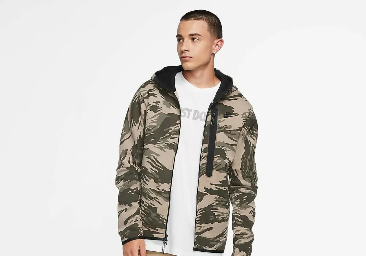 Camo nike tracksuit discount