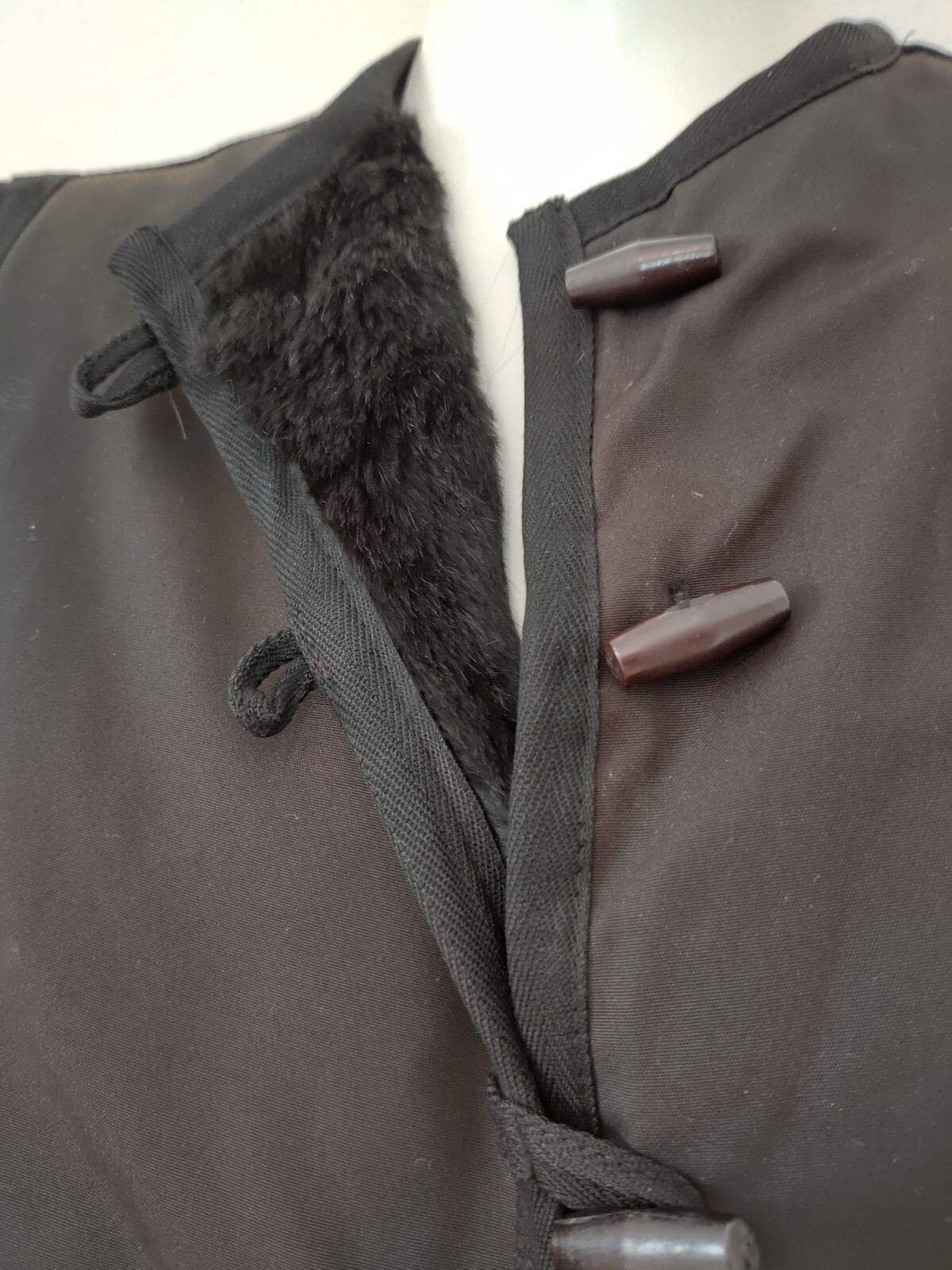 Giacca vintage Yves Saint Laurent Fourrures foderata in pelliccia tela nera toggles FR 36