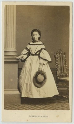 CDV 1860-70 Parkinson à Dieppe. Jeune fille élégante. Mode. Chapeau. - Photo 1/2