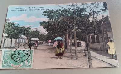 Alte AK Afrika Senegal Dakar Boulevard National Frauen mit Sonnenschirm