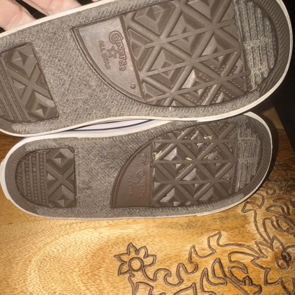 Clásica Converse de caña alta roja con logotipo de estrella. Talla 9C Unisex.  Foto 4 de 4