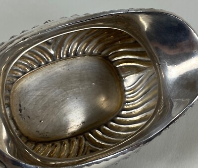 Ensemble en métal argenté comprenant un pot à lait CHRISTOFLE, à décor