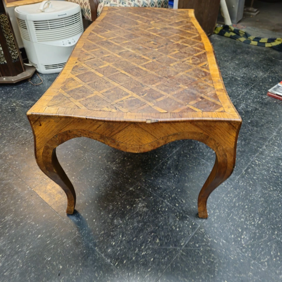 Mesa de cóctel de centro italiana vintage estilo Luis XV con incrustaciones de madera de nogal Foto 2 de 4