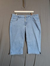 Lee Riders Capri Jeans Women  s Size 18M Light Wash Blue Denim