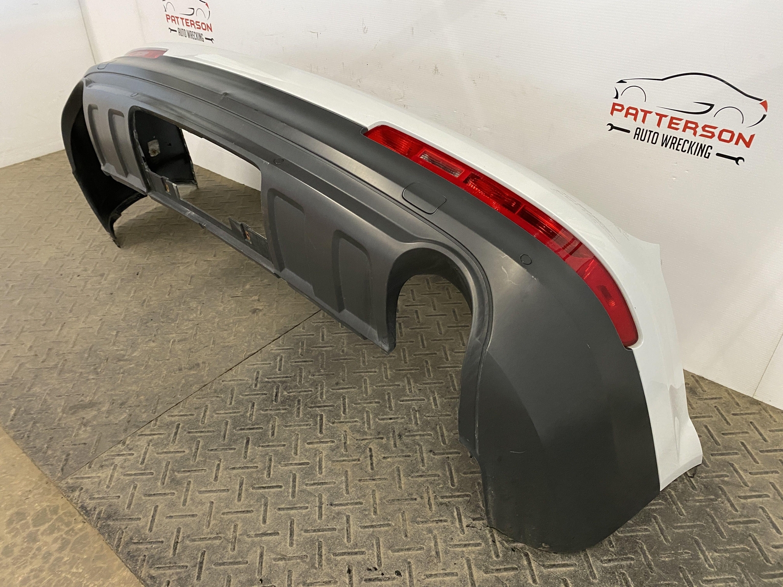 1015 AUDI Q7 REAR BUMPER COVER WITH LIGHTS GLACIER WHITE LS9R eBay