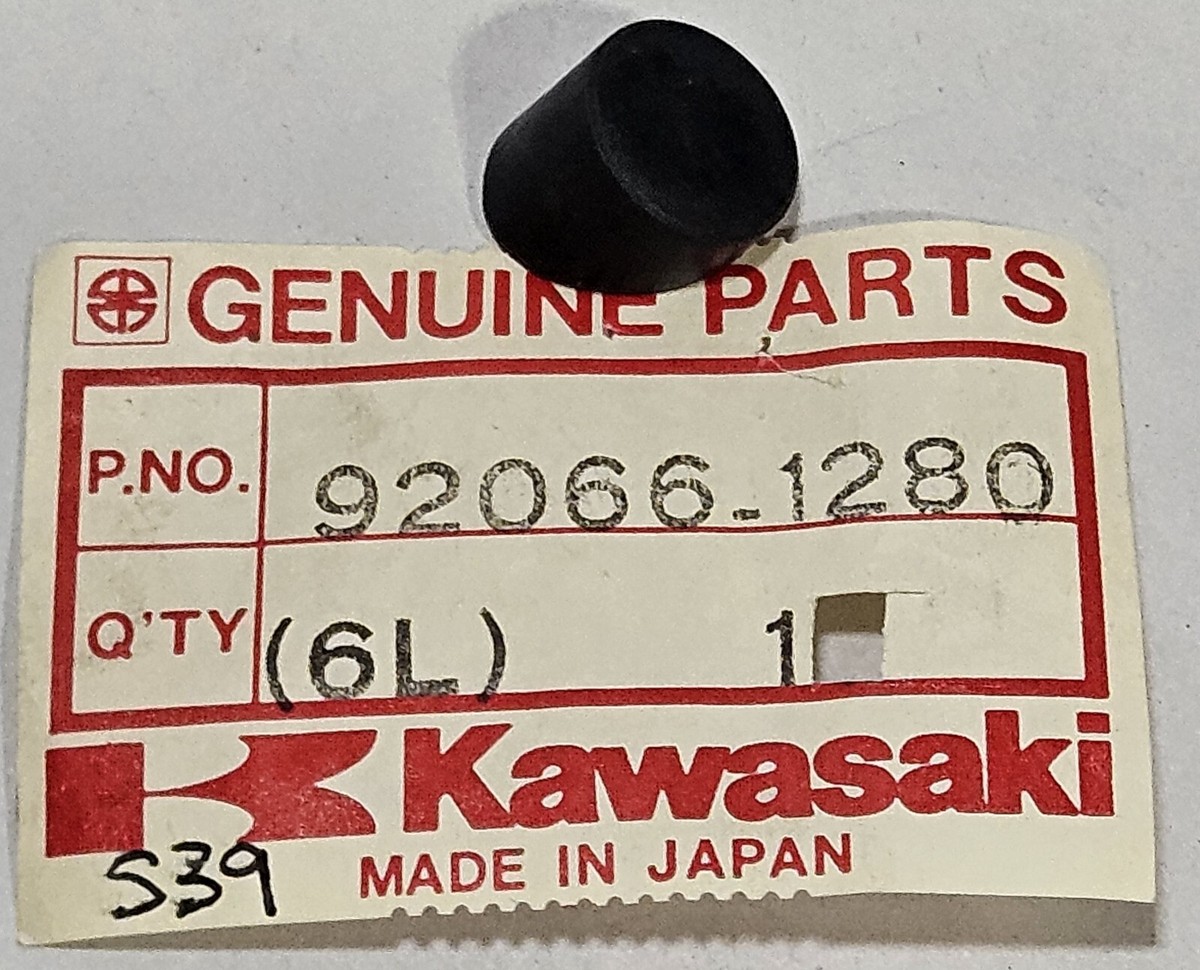 1 NOS Genuine 1986-1987 Kawasaki ZX 1000 ZX1000 Ninja 1000R Rubber