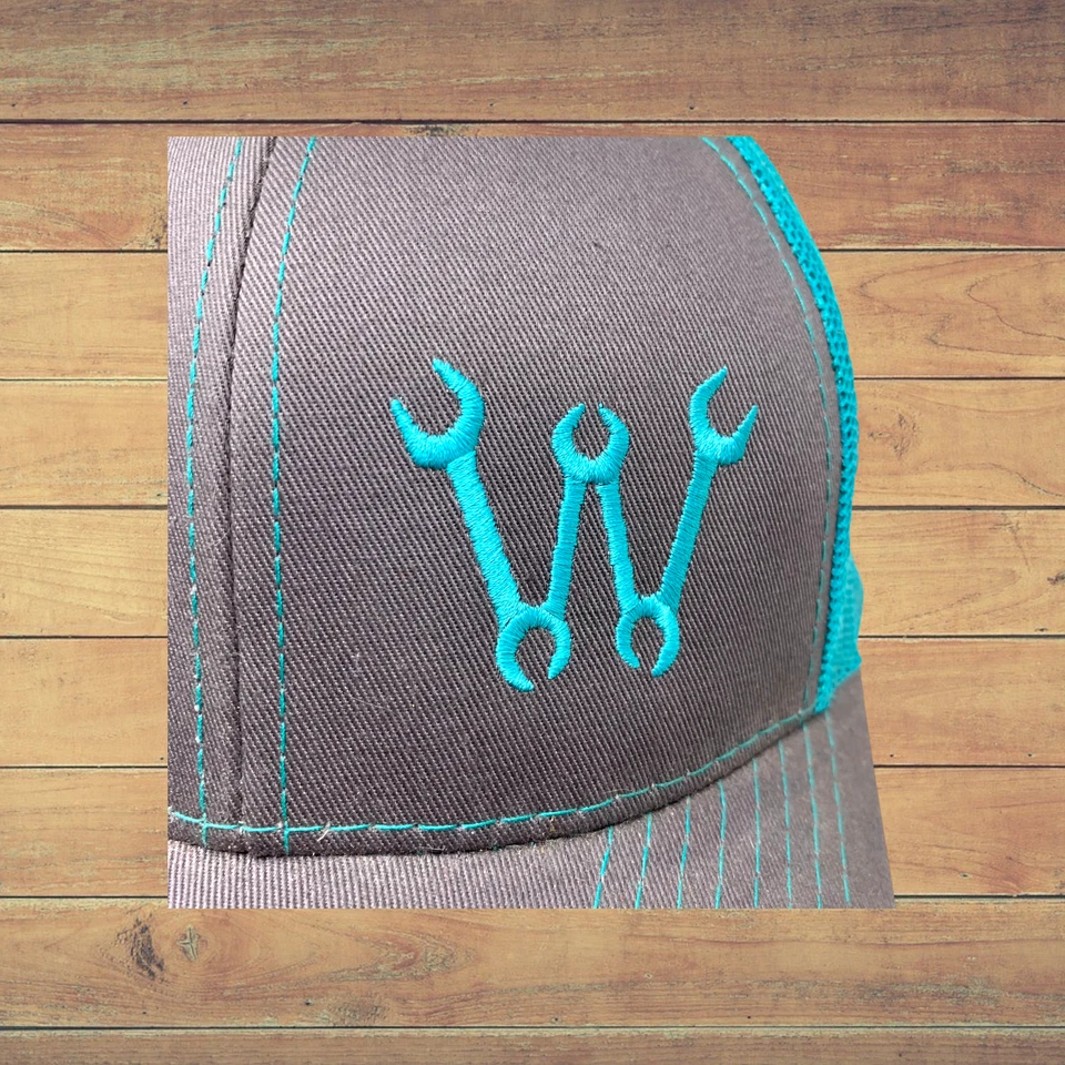 发条汽车带刺绣卡车司机帽平沿帽浅绿色和灰色网眼背面 — 第 3/4 张图片