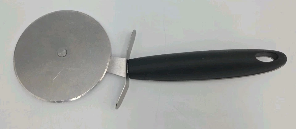 "Rueda cortadora de pizza Oneida 3,5"" rebanadora de acero inoxidable mango ergonómico usado en excelente estado" Foto 2 de 4