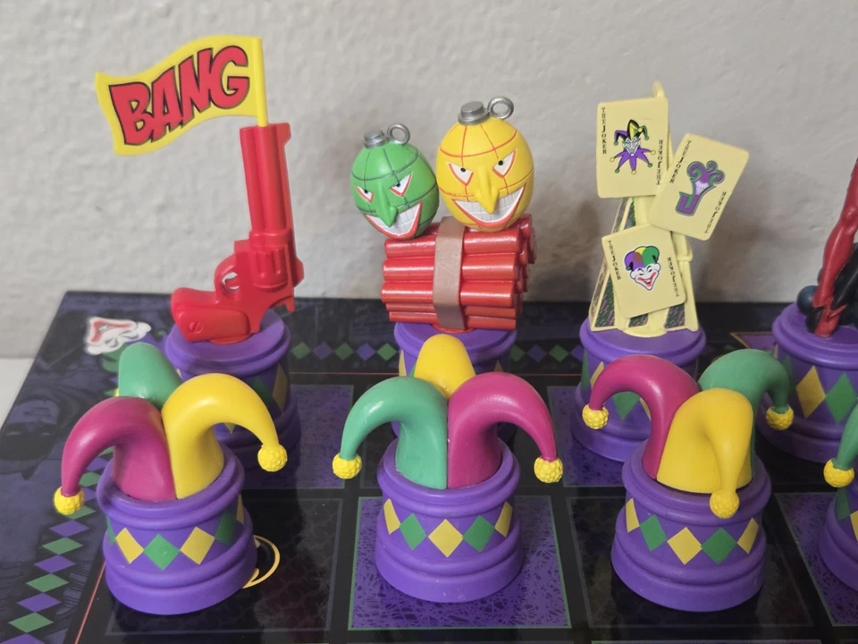 Conjunto de xadrez de plástico The Batman (The Dark Knight vs The Joker) SEM CAIXA  - Imagem 3 de 4