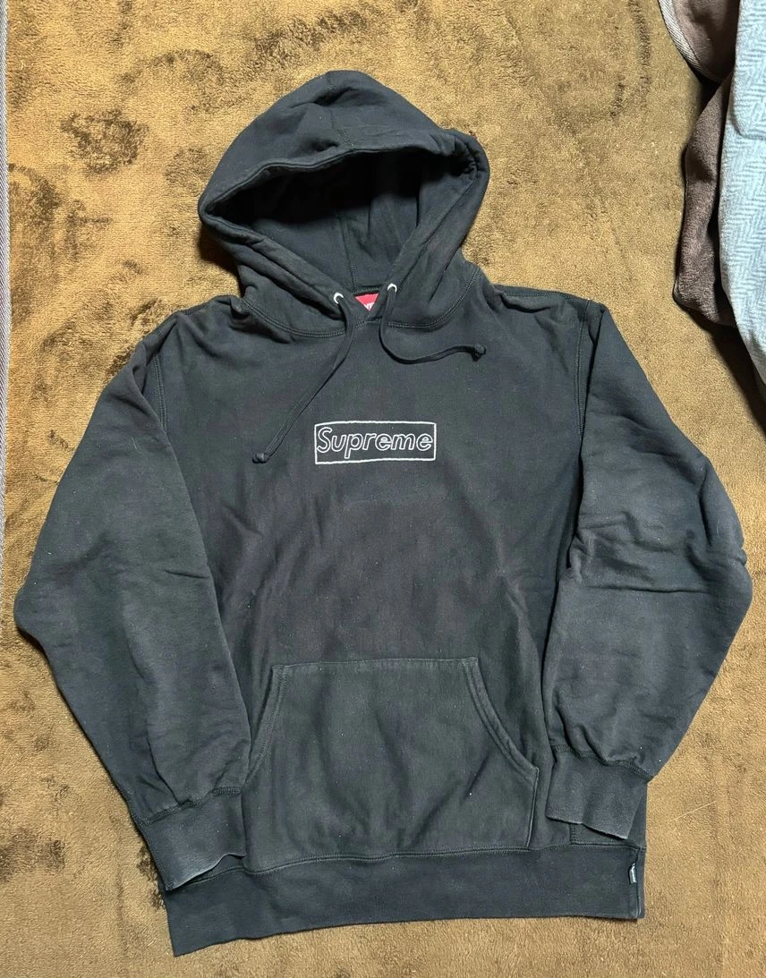 Sweat à capuche Supreme Kaws logo craie noir 2021