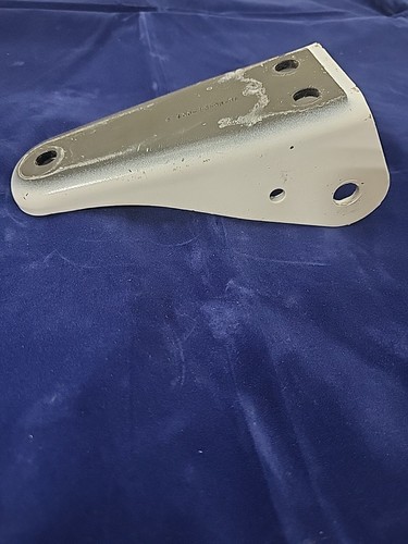 Freightliner 18-65454-001 Shock Mount Bracket Steel, White , 0.17 In. Thick - Picture 6 of 6